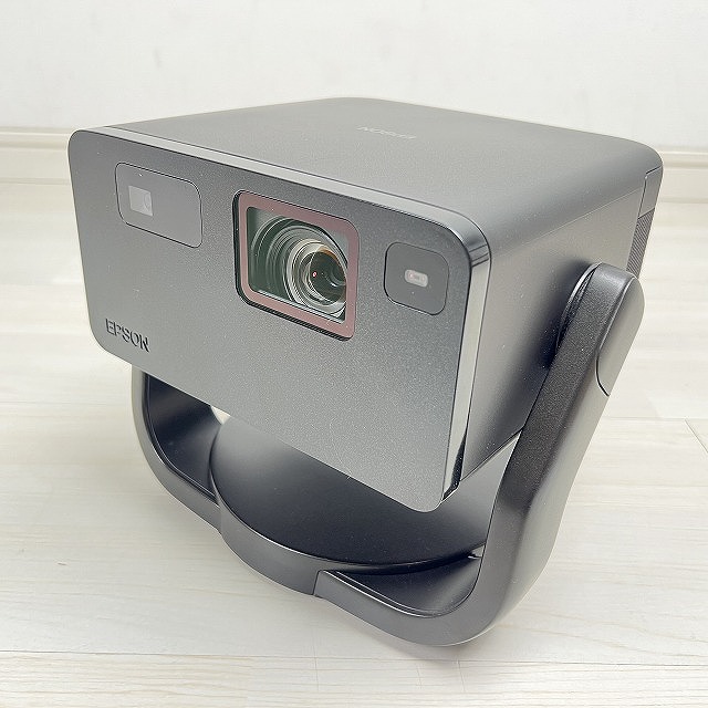 EPSON EF-22B ホームプロジェクター本体と角度調整スタンドの外観