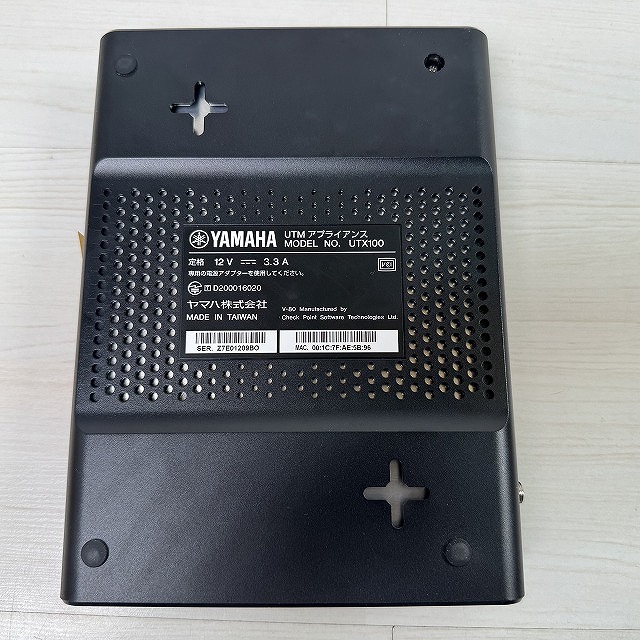 UTMアプライアンスUTX100の背面