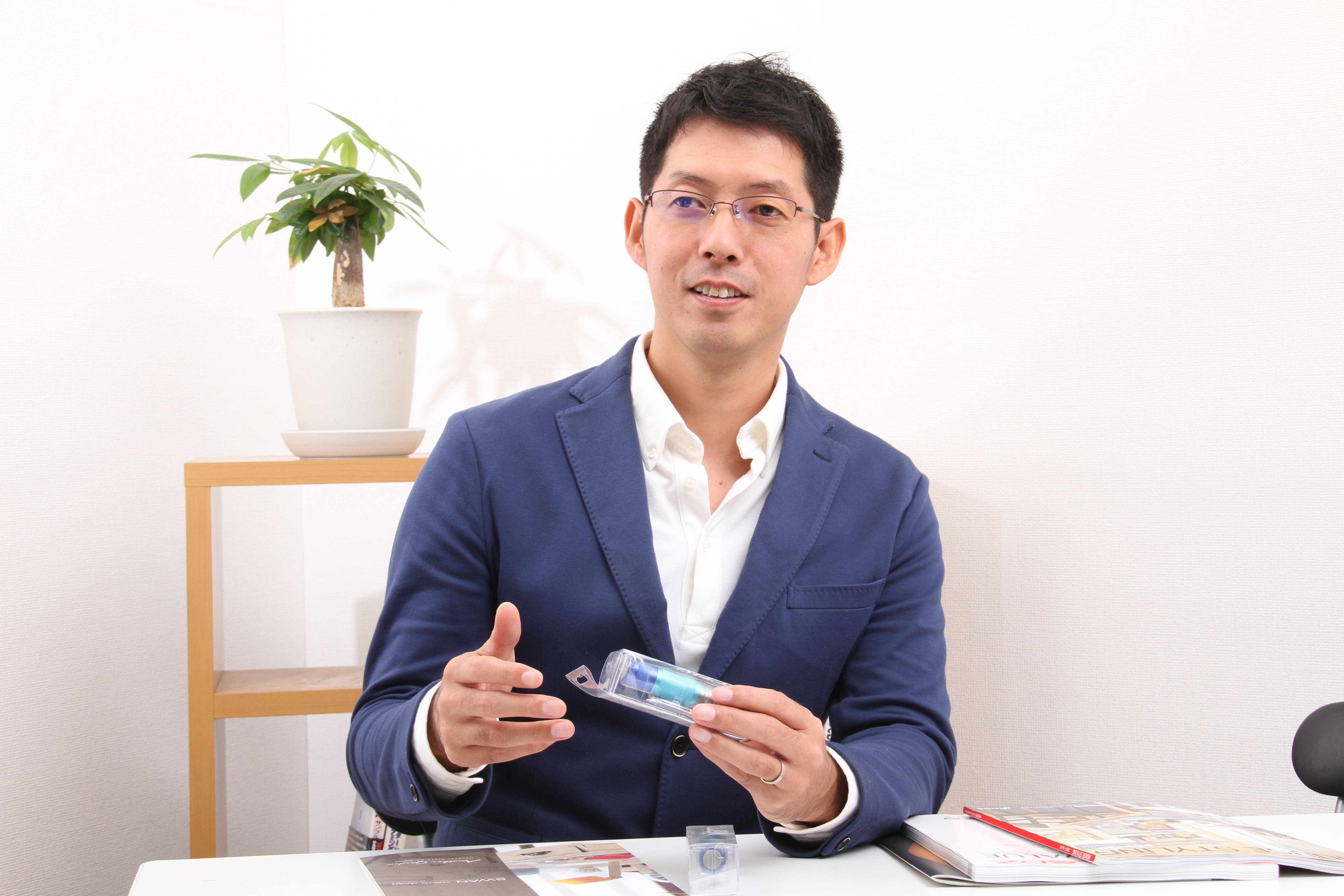 買い取った商品を査定する男性店員。買取ヴィレッジは1点ずつ丁寧に査定します！